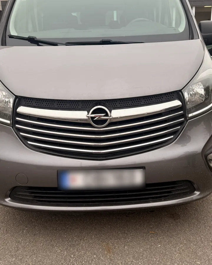 Pilko Opel Vivaro priekis su chromuotomis grotelėmis
