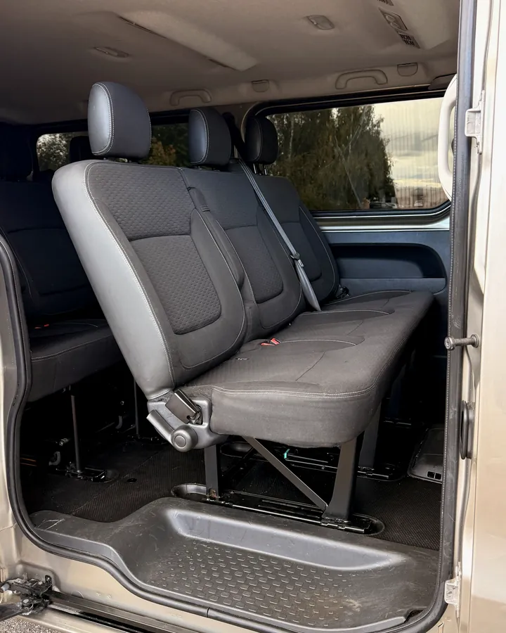 Opel Vivaro salonas pro atidarytas šonines duris: galinė trijų vietų sėdynė