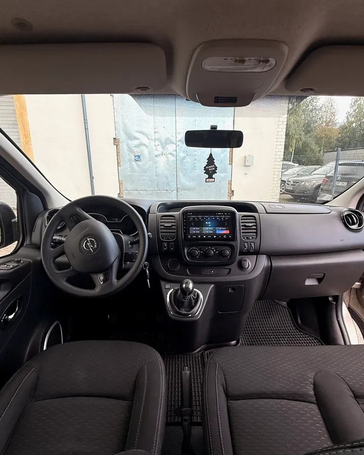Opel Vivaro priekinės sėdynės, vairas, pavarų svirtis ir ekranas prietaisų skydelyje